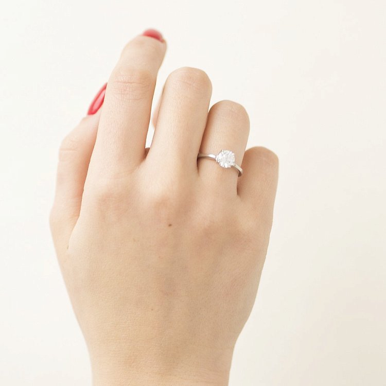 Серебряное кольцо с фианитом 111123 от ювелирного магазина Оникс - 1