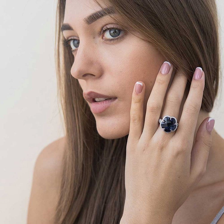 Золота каблучка "Квітка" з синім сапфіром к1005 від ювелірного магазину Онікс - 7