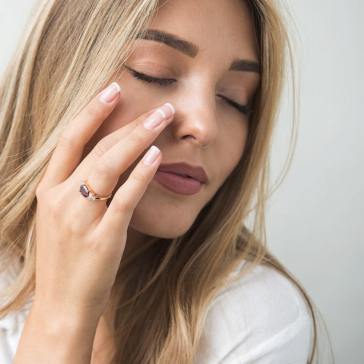 Золота каблучка з піропом і фіанітами к05083 від ювелірного магазину Онікс - 6