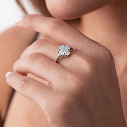 Срібна каблучка "Конюшина" з перламутром 112249 №4