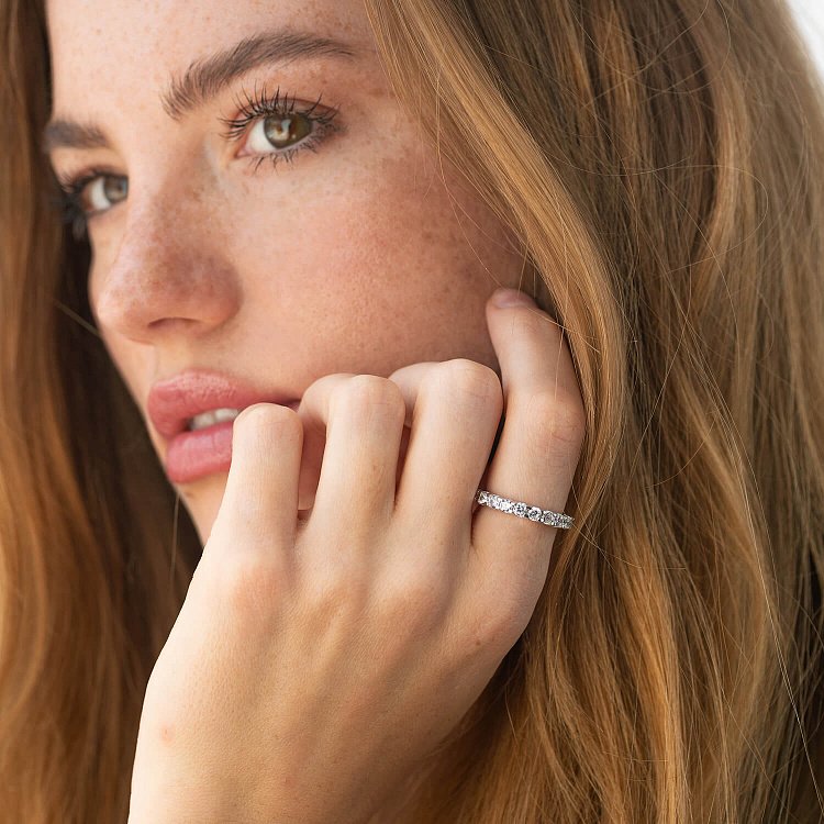 Срібна каблучка з доріжкою каменів (фіаніти) 1393 від ювелірного магазину Онікс - 2