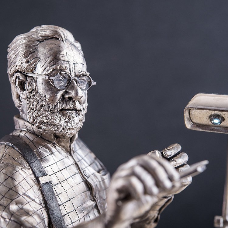 Серебряная фигура ручной работы "Ювелир за работой" сер00034ю от ювелирного магазина Оникс - 6