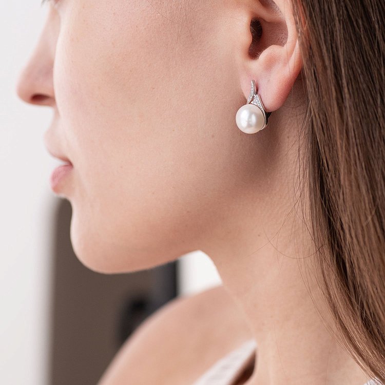 Серебряные серьги с жемчугом и фианитами 2466/1р-PWT от ювелирного магазина Оникс - 1