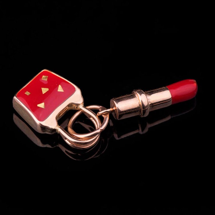 Детская подвеска "Сумочка и помада" (эмаль) п00860 от ювелирного магазина Оникс - 1