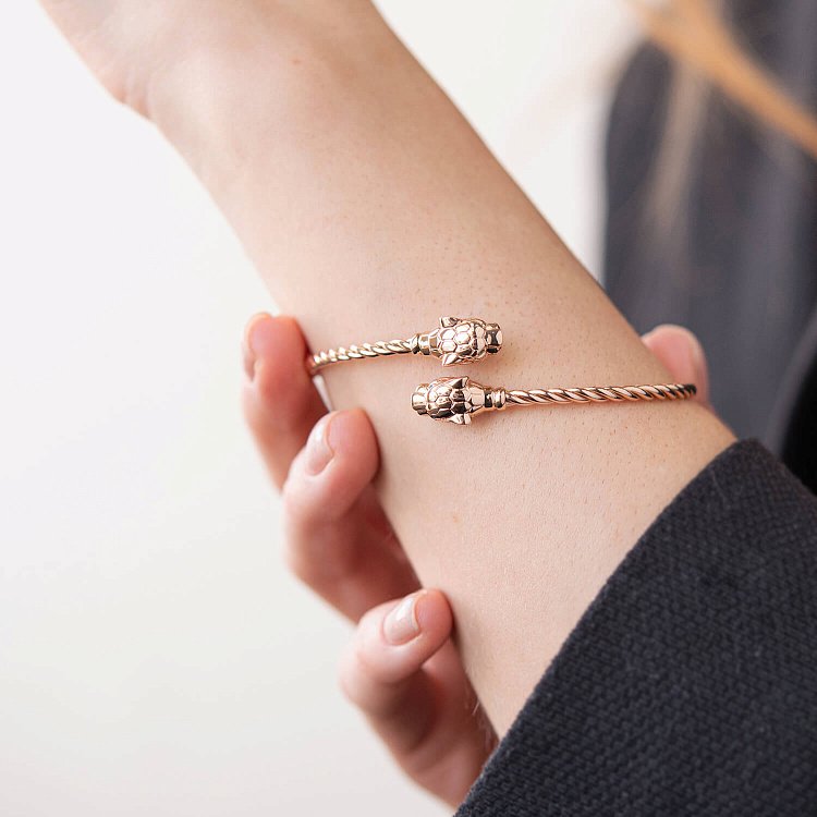 Жесткий золотой браслет "Пантеры" с фианитами б04990 от ювелирного магазина Оникс - 1