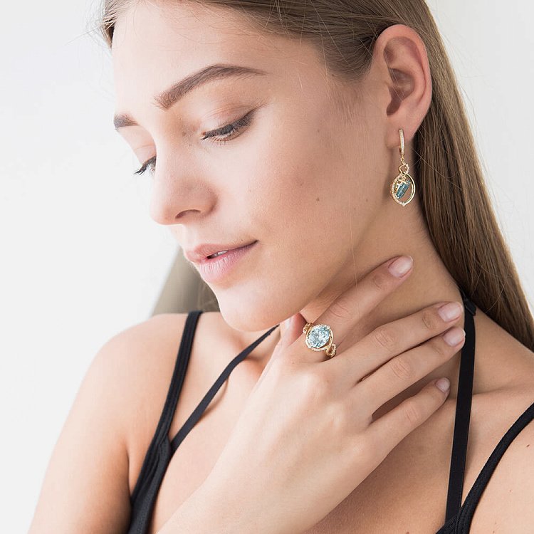 Золотое кольцо с фианитами к04435 от ювелирного магазина Оникс - 1