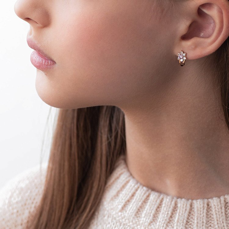 Золоті дитячі сережки "Квіточки" з рожевим фіанітом с03531 від ювелірного магазину Онікс - 1