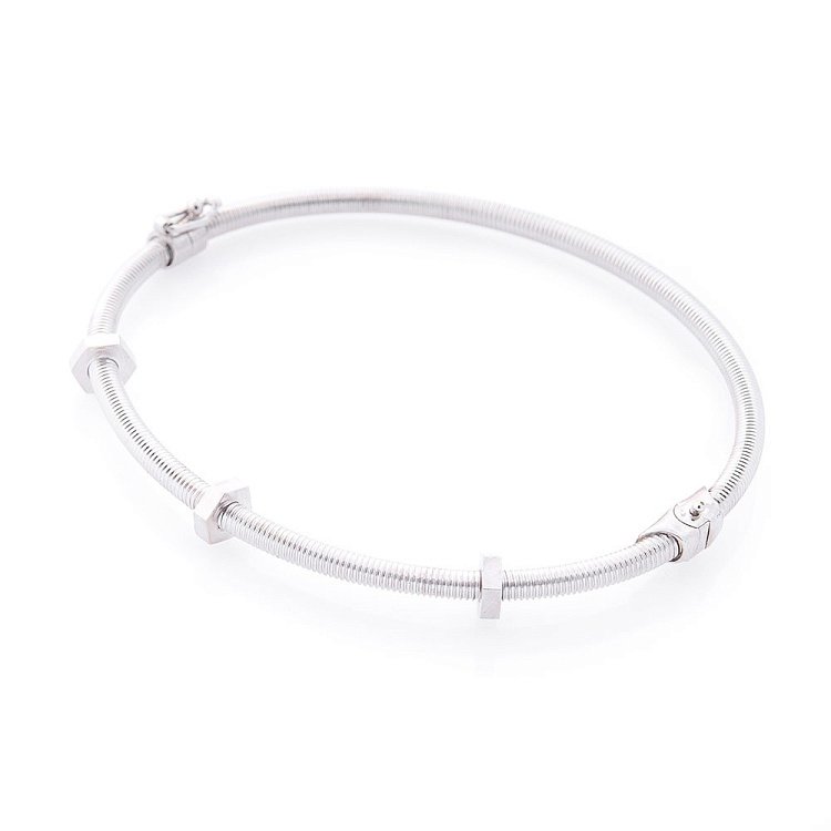 Жесткий золотой браслет б03694 от ювелирного магазина Оникс