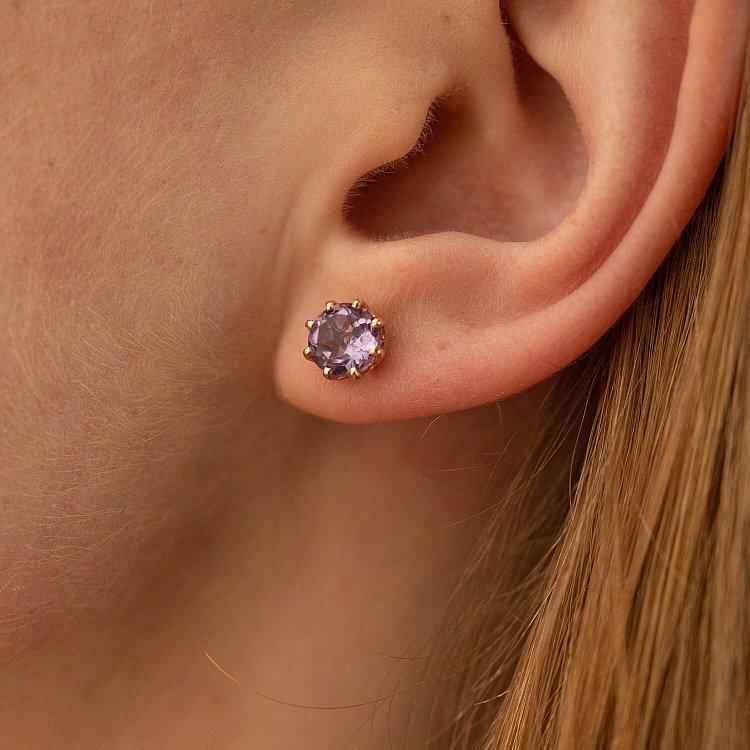 Золоті сережки-пусети з аметистом с06306 від ювелірного магазину Онікс - 1