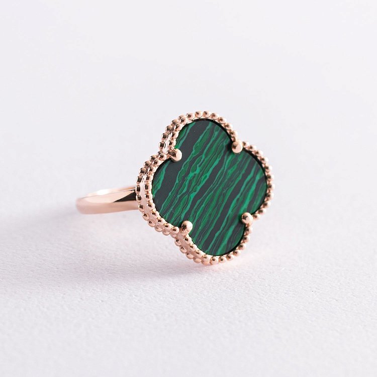 Золотое кольцо "Клевер" с малахитом к06881 от ювелирного магазина Оникс