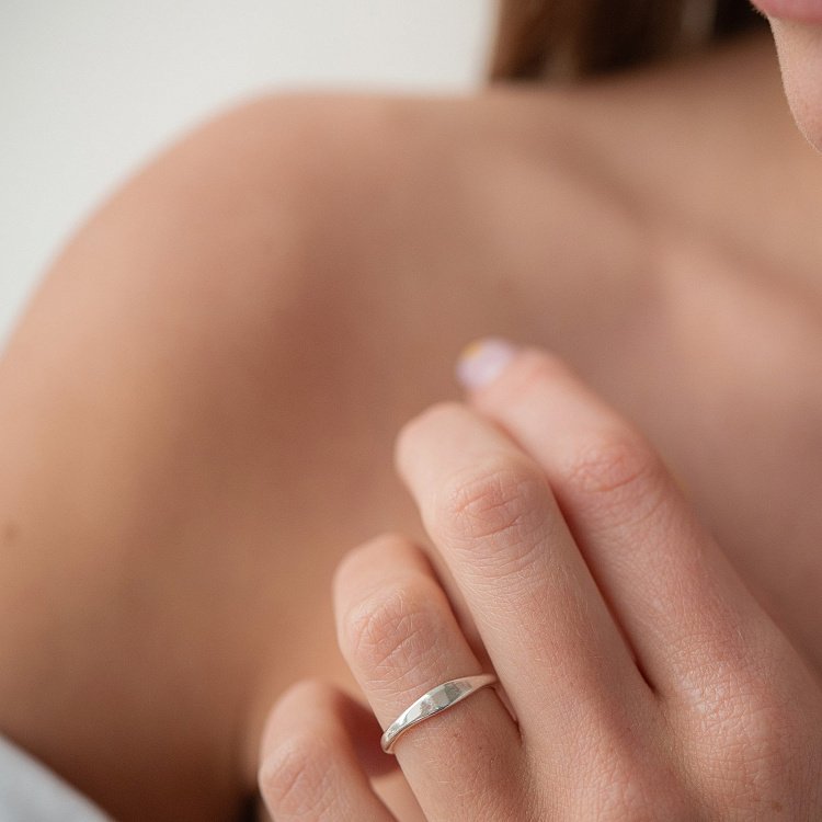 Срібна каблучка для гравіювання 112591 від ювелірного магазину Онікс - 1