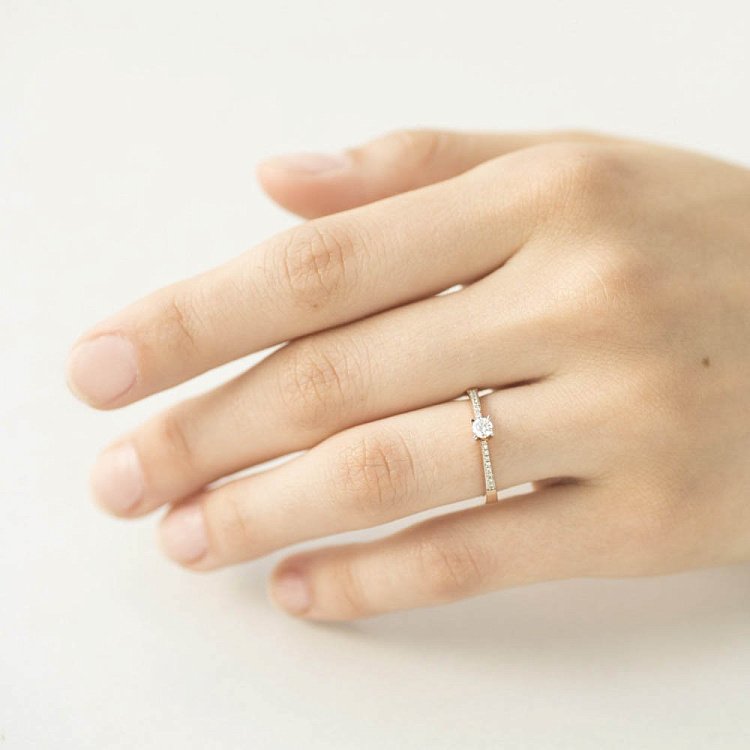 Золотое кольцо с бриллиантами кб03030 от ювелирного магазина Оникс - 1