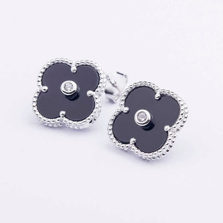 Срібні сережки-пусети з фіанітами і оніксом "Конюшина" 121809 від ювелірного магазину Онікс