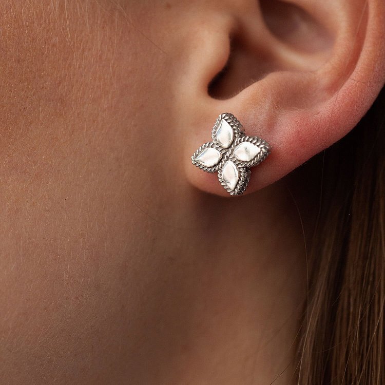 Срібні сережки - пусети "Конюшина" 7084 від ювелірного магазину Онікс - 3