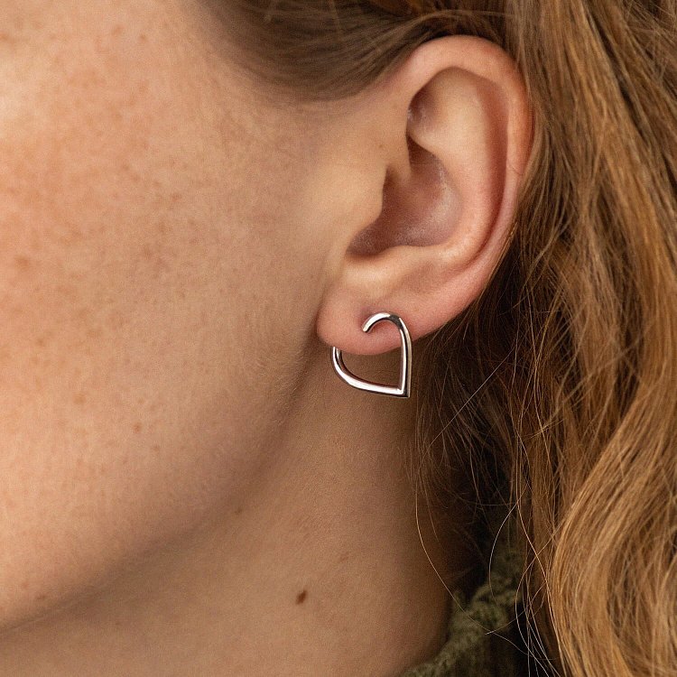 Сережки - пусети "Сердечки" у білому золоті с08089 від ювелірного магазину Онікс - 1