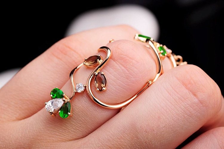 Золотое женское кольцо на весь палец с фианитами к03127 от ювелирного магазина Оникс - 8