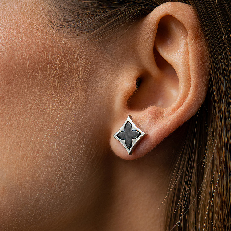 Срібні сережки - пусети "Конюшина" (чорна кераміка) 1778ч від ювелірного магазину Онікс