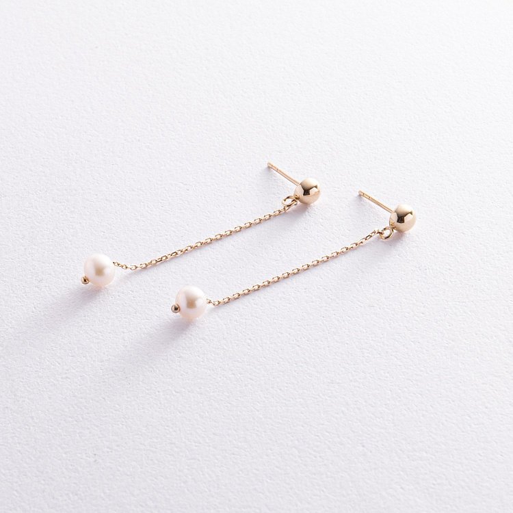 Серьги - пусеты "Жемчужина на цепочке" в желтом золоте с08360 от ювелирного магазина Оникс