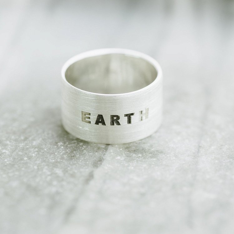 Срібна каблучка з гравіюванням "Earth" 112143earth від ювелірного магазину Онікс - 4