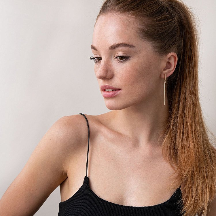 Серьги - пусеты в стиле минимализм (желтое золото) с07047 от ювелирного магазина Оникс - 2