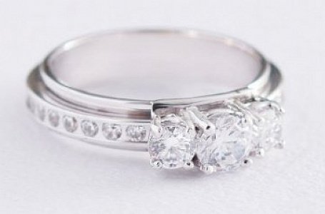 Как может быть оформлено обручальное кольцо? Самые популярные варианты дизайна