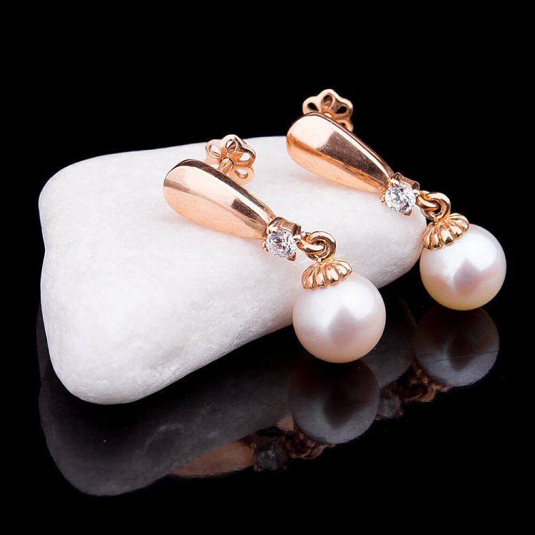 Серьги с жемчугом и фианитами с02241 от ювелирного магазина Оникс