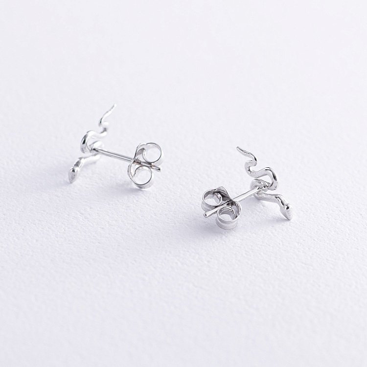 Серьги - пусеты "Змеи" в белом золоте с07918 от ювелирного магазина Оникс - 2