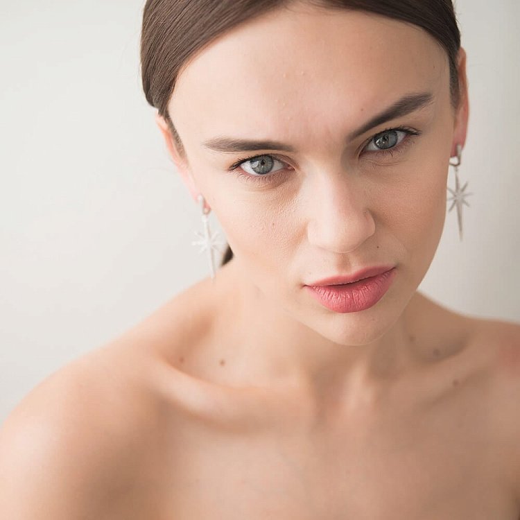 Срібні сережки "Зірочка" з фіанітами 121721 від ювелірного магазину Онікс - 1