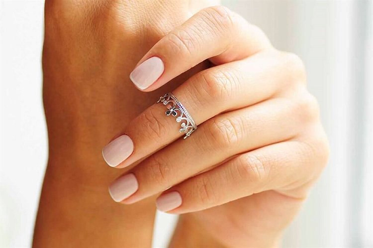 Женское кольцо "Корона" из белого золота с фианитами к03420 от ювелирного магазина Оникс