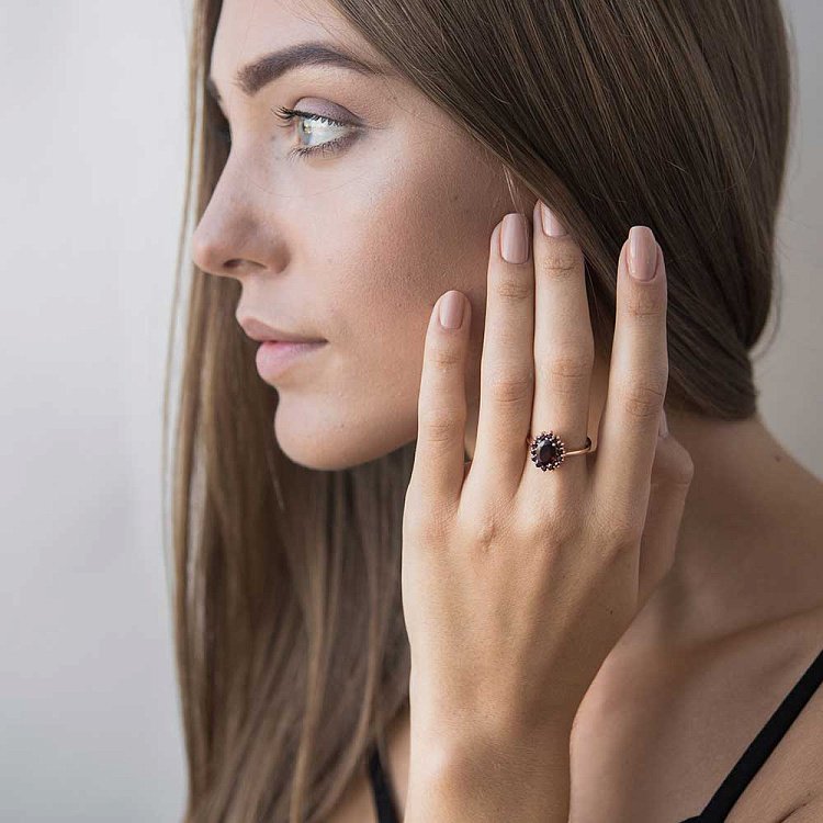 Золота каблучка з піропом (гранатом) к04624 від ювелірного магазину Онікс - 2