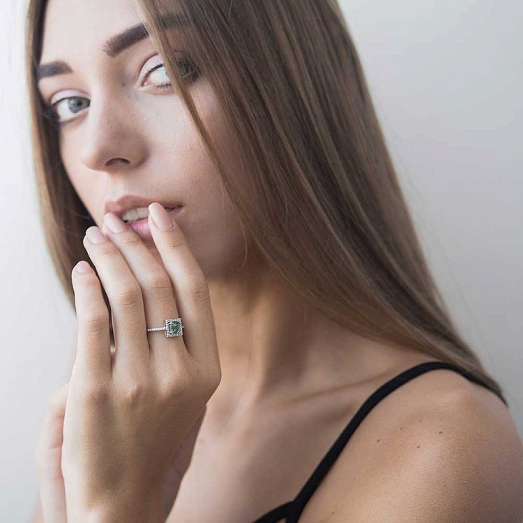 Золота каблучка з празіолітом і фіанітами к04631 від ювелірного магазину Онікс - 1