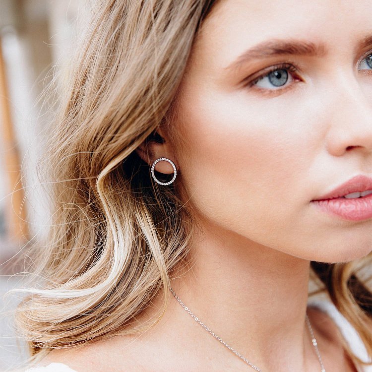 Срібні сережки - пусети "Кругообіг" з фіанітами 122898 від ювелірного магазину Онікс