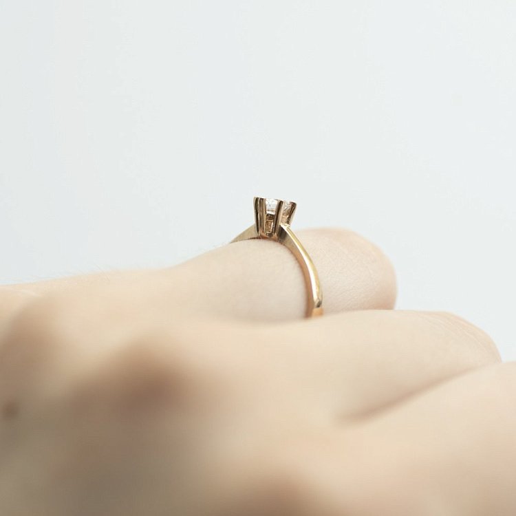 Золота заручальна каблучка з фіанітами к05784 від ювелірного магазину Онікс - 4