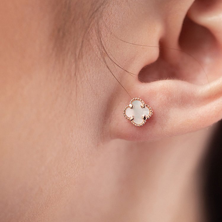 Cерьги - пусеты "Клевер" с перламутром mini (красное золото) с08403 от ювелирного магазина Оникс - 5