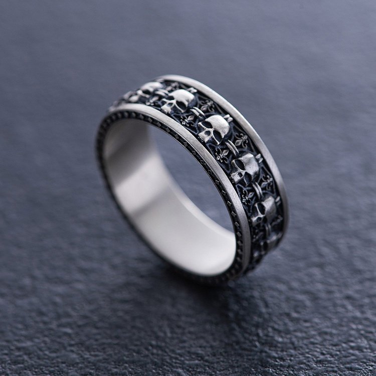Мужское серебряное кольцо с черепами 1164 от ювелирного магазина Оникс