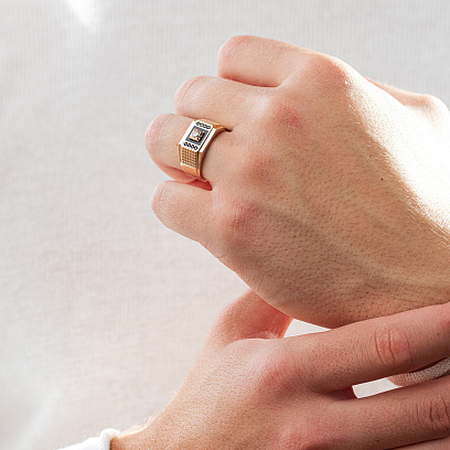 Мужская золотая печатка с фианитами и эмалью к07377 №4