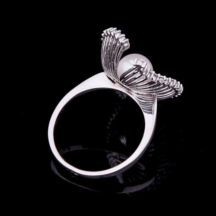 Золотое кольцо с культивированным пресноводным жемчугом к01582 от ювелирного магазина Оникс - 1