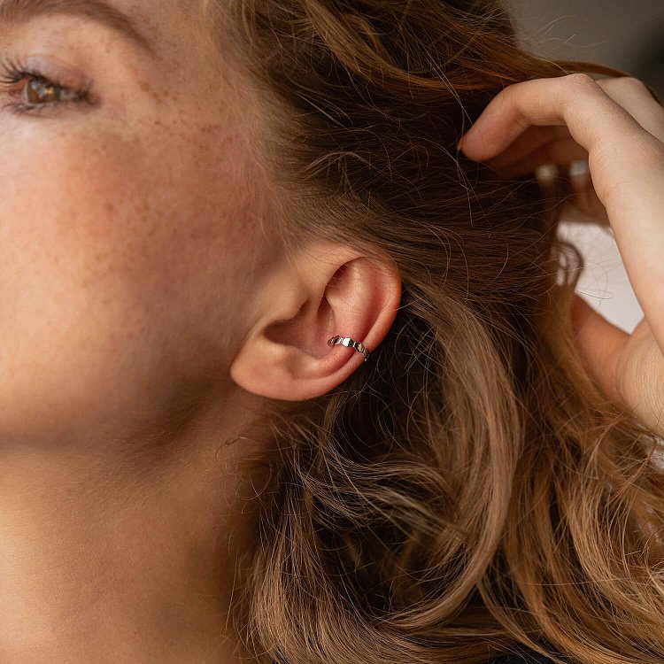 Сережка - каффа "Грані" у білому золоті с08163 від ювелірного магазину Онікс - 2