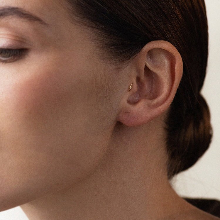Одиночная серьга "Молния" в хрящ ушка (желтое золото) с07927 от ювелирного магазина Оникс - 3