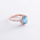 Золотое кольцо с голубым топазом и фианитами к04653 от ювелирного магазина Оникс - 2