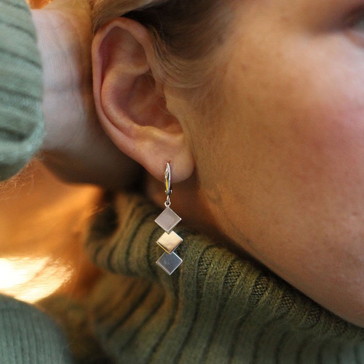 Серебряные ромбовидные серьги 122239 от ювелирного магазина Оникс - 1