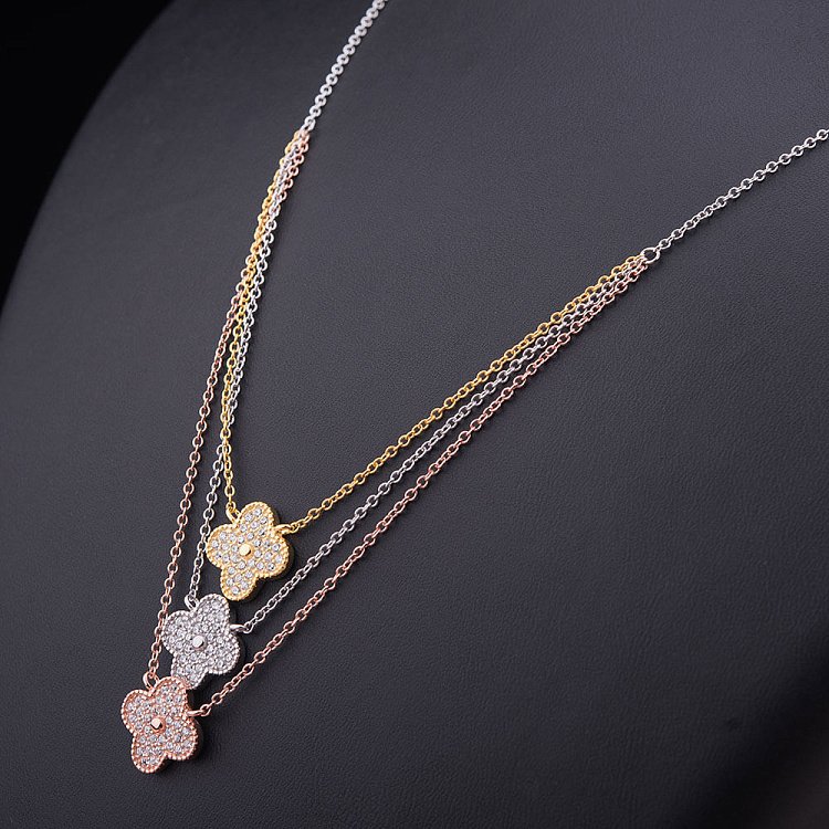 Серебряное колье "Цветочки" с фианитами 18215 Серебряное колье "Цветочки" с фианитами 18215 от ювелирного магазина Оникс