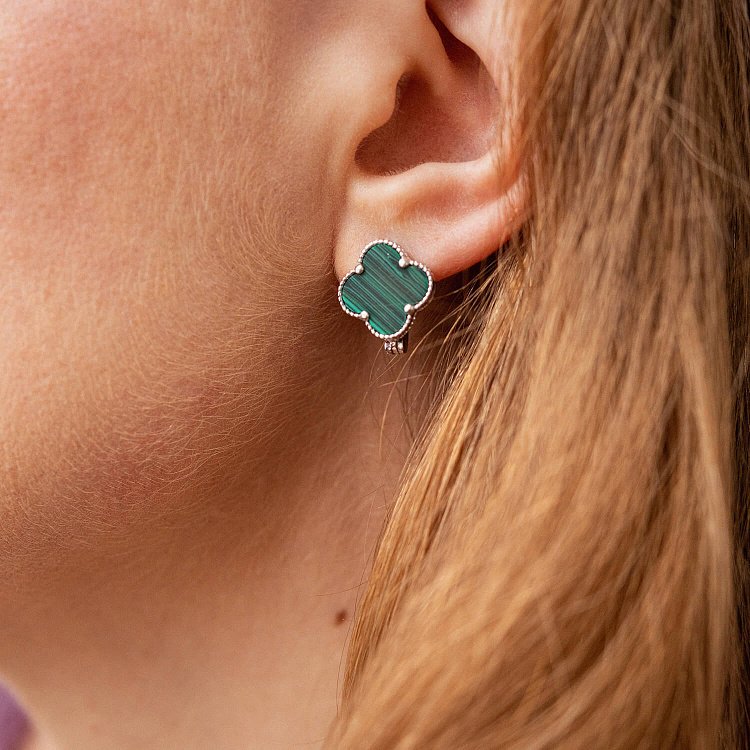 Серебряные серьги "Клевер" с малахитом 122115 от ювелирного магазина Оникс