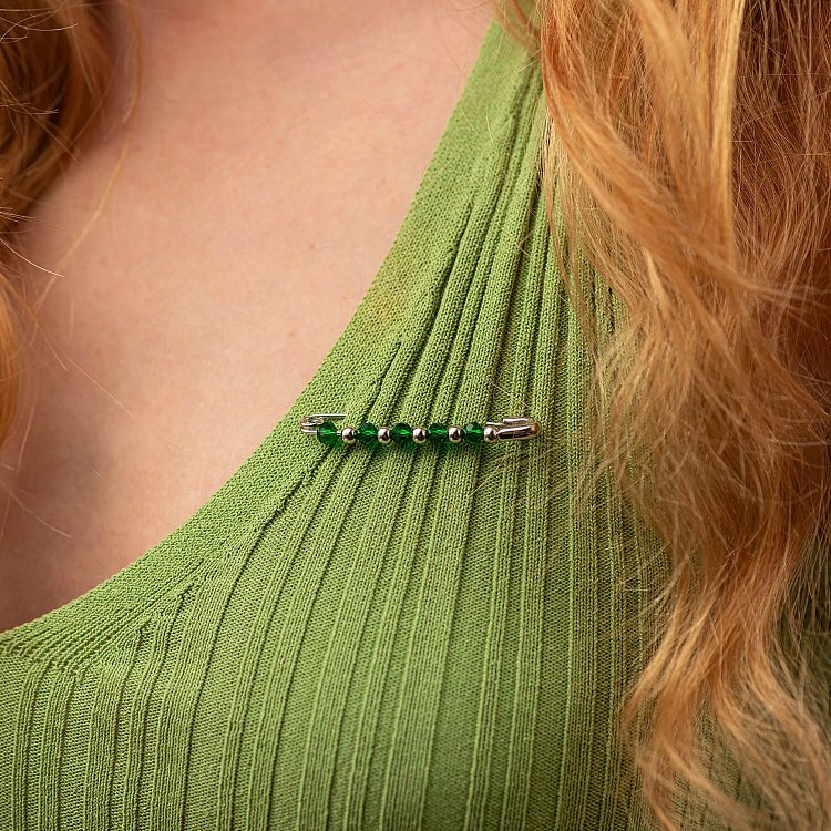 Срібна шпилька із зеленими каменями 20159 від ювелірного магазину Онікс - 1