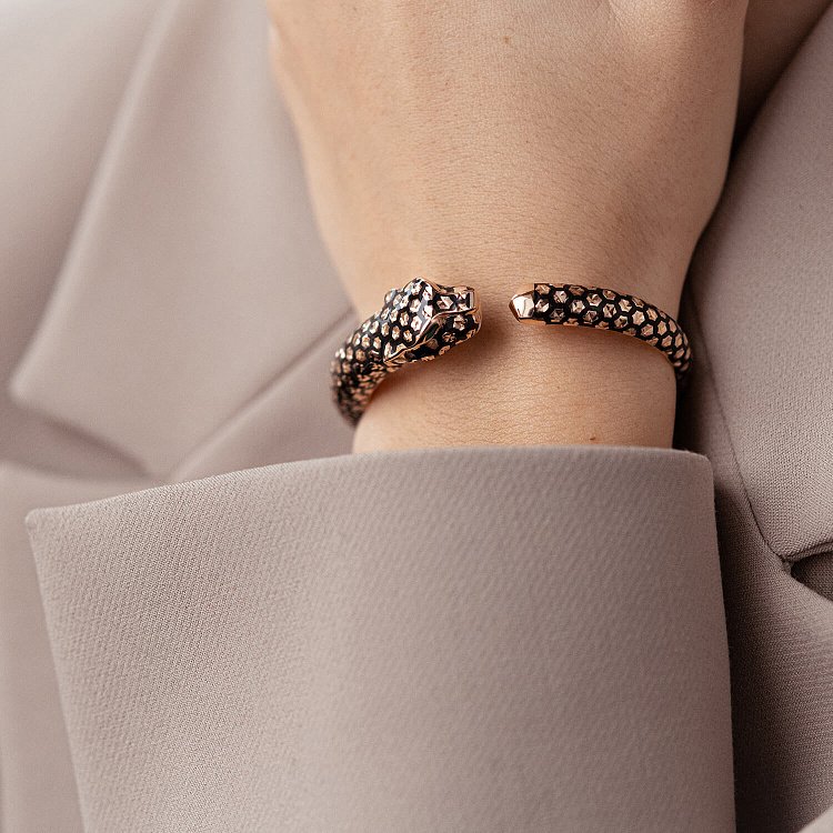 Жесткий золотой браслет "Пантера" (эмаль, фианиты) б04962 от ювелирного магазина Оникс - 1