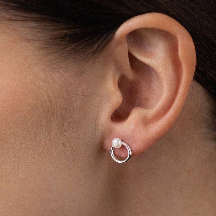 Серебряные серьги-пусеты "Круговорот" с жемчугом 123277 от ювелирного магазина Оникс - 3