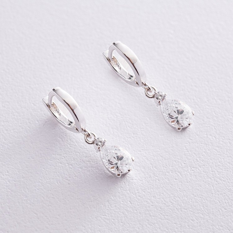 Серебряные серьги с фианитами 121010 от ювелирного магазина Оникс