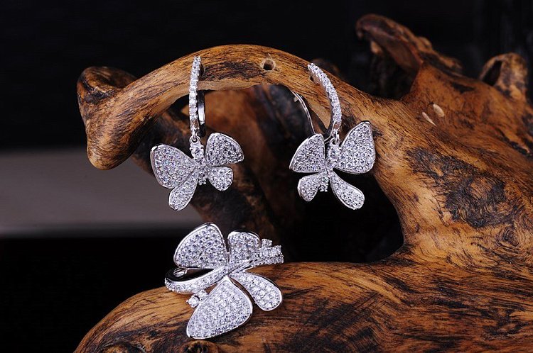 Жіноча каблучка "Метелик" (родій, фіаніти) 111412 від ювелірного магазину Онікс - 1