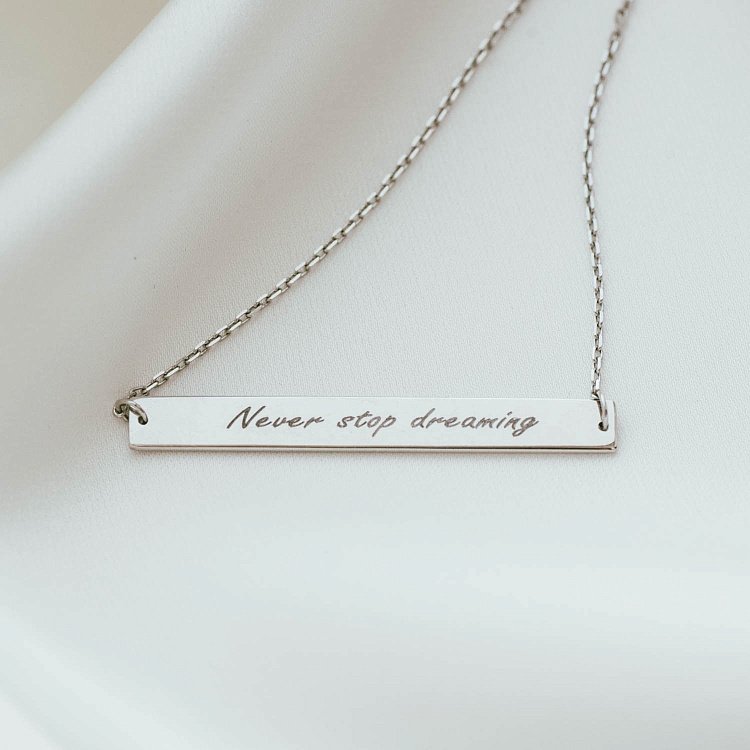 Золотий браслет з гравіюванням "Never stop dreaming" б04487 від ювелірного магазину Онікс