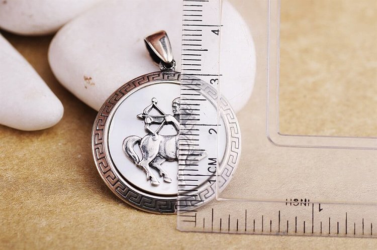 Підвіска "Знаки зодіаку Стрілець" (перламутр) 13461к від ювелірного магазину Онікс - 1